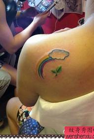 gadis bahu pola awan tato kecil yang bagus