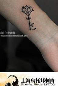 ragazze polso belli Totem chjave cù mudellu di tatuaggi di custellazione