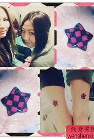 nogi dziewczynki Mały i popularny pięcioramienny wzór tatuażu gwiazdy