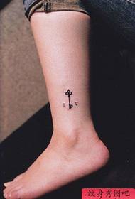 žensko Dijete voli nogu malog totemskog ključa uzorka tetovaže