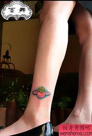 un pequeño patrón de tatuaje de tomate en el tobillo de la niña