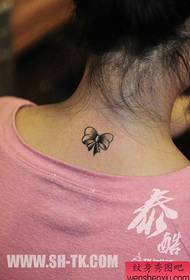 लड़की की गर्दन छोटी और सुंदर काले और सफेद धनुष टैटू पैटर्न है