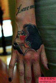 un tatuaje popular de personajes europeos y americanos en el dorso de la mano