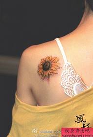 女生肩背漂亮的太阳花纹身图案