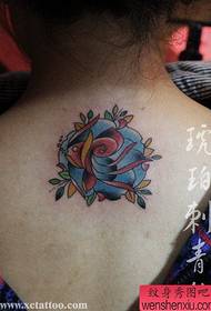 djevojka na leđima prekrasna ruža tetovaža tetovaža
