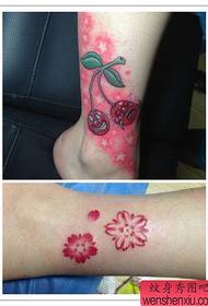 flickans kalv liten och utsökt färg tatuering mönster med körsbärsblommor