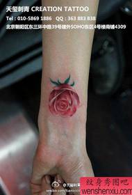 dievčenské zápästie obľúbený jemný ružový tetovací vzor