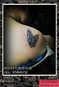 在女孩肩膀圖案上的小蝴蝶紋身