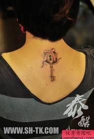 Meedercher zréck kleng a populär Honger e Schlëssel Tattoo Muster