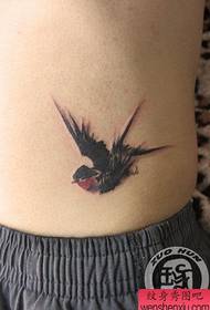talie fetei cu aspect de cerneală model de tatuaj înghițit mic