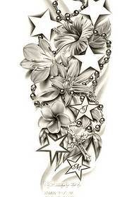 популярний естетичний чорно-білий квітковий візерунок татуювання