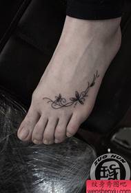 stopa piękny mały wzór tatuażu winorośli