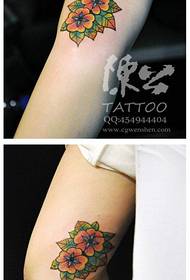 lengan gadis kecil dan pola tato bunga populer