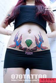 Valdnieka vēderā populārs bezdelīgas tetovējuma modelis