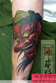 Artist tatuazh japonez krahu Tattoo punon