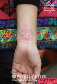 jente håndleddet mote hvit snøfnugg tatoveringsmønster
