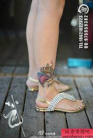 The girl's ankle is a small and popular love crown tattoo pattern