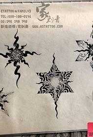 古典的な人気のある太陽と六point星のタトゥーの原稿のセット