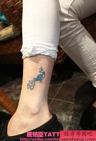 djevojke noge slatka mala paunova tetovaža uzorak