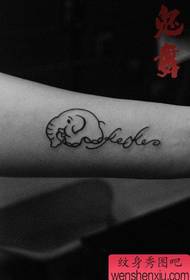 majhen in simpatičen dojenček slon z vzorcem črk tetovaže