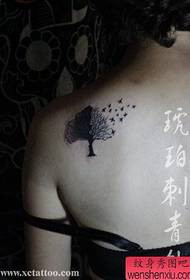 szépség Gyönyörű népszerű kis fa tetoválásmintázat a vállán