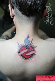Patrón de tatuaxe de amor de cor popular