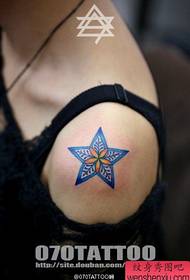 dekliška roka ramena majhen in nežen vzorec tetovaže s petimi zvezdicami