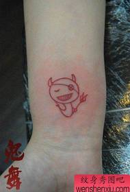 dievča zápästie malý a roztomilý malý diabol tetovanie vzor
