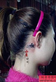 女生耳部小巧的图腾皇冠纹身图案