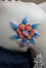 дјевојке на рамену с принтом лизалица с тетоважом