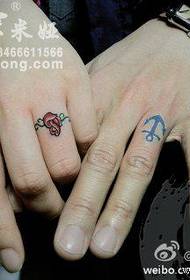 Палець вискакує красивий малюнок татуювання якоря і троянди