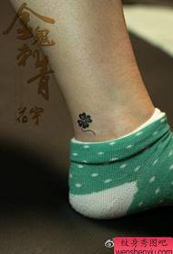 model mic de tatuaj de trifoi cu patru frunze pe glezna fetei