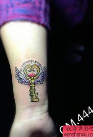 Djevojka na rukama popularan mali ključ uzorak tetovaža