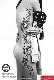 super seksīgs karsto vīnogulāju ziedu tetovējums
