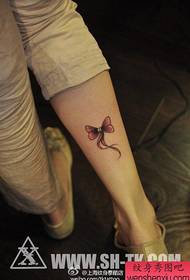 女生腿部小巧流行的蝴蝶结纹身图案