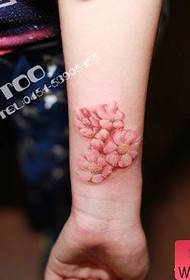 mergaitės riešo mažas ir gražus persikų tatuiruotės modelis