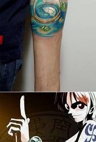 In prachtich ûntworpen Tattoo-patroan fan ien stik Anime Compass