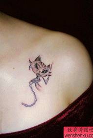 wzór w klatce piersiowej ładny mały kot tatuaż
