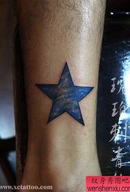 Priljubljena noga zelo čedna je zvezdast petokraki zvezdni vzorec tatoo