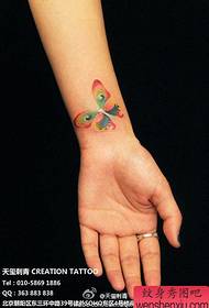 девојка запешће популарна лепа боја лептир тетоважа узорак