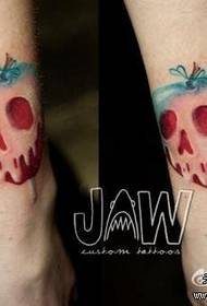 modeli i tatuazhit të krahut të kafkës së vajzës me mollë