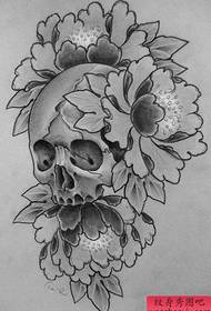 un hermoso y clásico manuscrito en blanco y negro del tatuaje de peonía del cráneo
