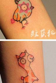 schattige kleine kuikentjes en herten-tatoeages op de benen