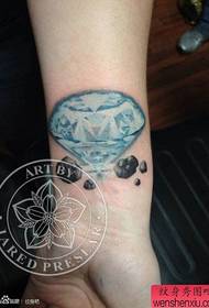 mały i popularny kolorowy tatuaż mały diament