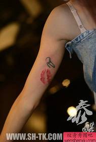 Leđa djevojke unutar malog popularnog uzorka tetovaže za usne