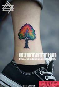 нога девојка мода шарена шема на тетоважа на дрво
