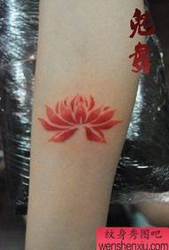 djevojka na rukama mali i popularni uzorak tetovirani totem lotos u obliku tetovaže