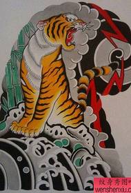 Eskuizkribuaren tatuaje tradizionala den tigre zaharra