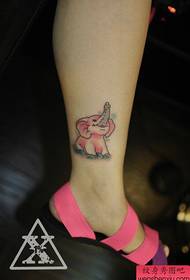 uma foto de tatuagem de elefante pequeno bonito no tornozelo