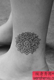 prachtige lotus tattoo patroon voor mooie benen